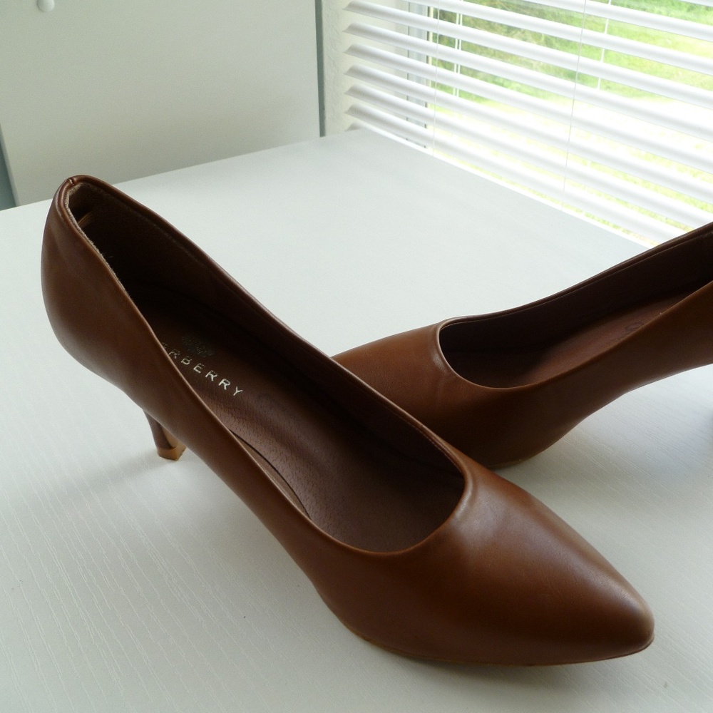 Riverberry Brand tan short pumps